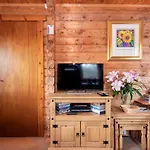 Broc Log Cabin