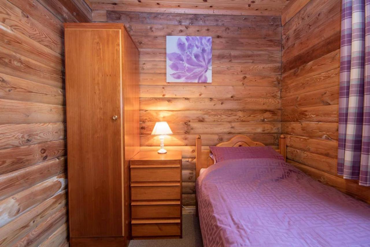Broc Log Cabin
